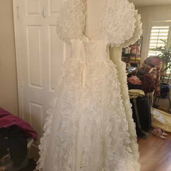 Selkie Ivory Flower Gown - Picture 3 of 7